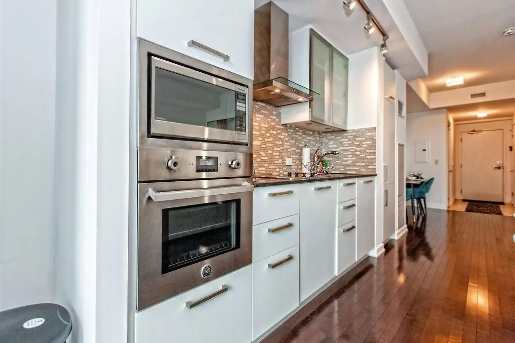 Apartment Lux Condo Near Cn Tower W/Amazing View + Parking!