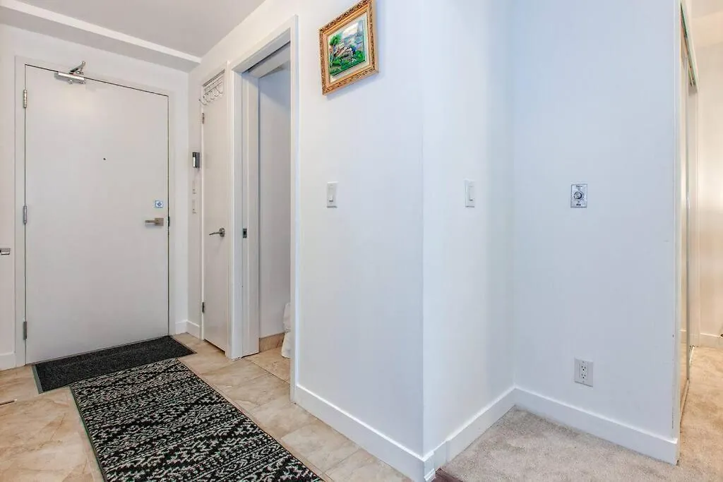 Lux Condo Near Cn Tower W/Amazing View + Parking! Toronto