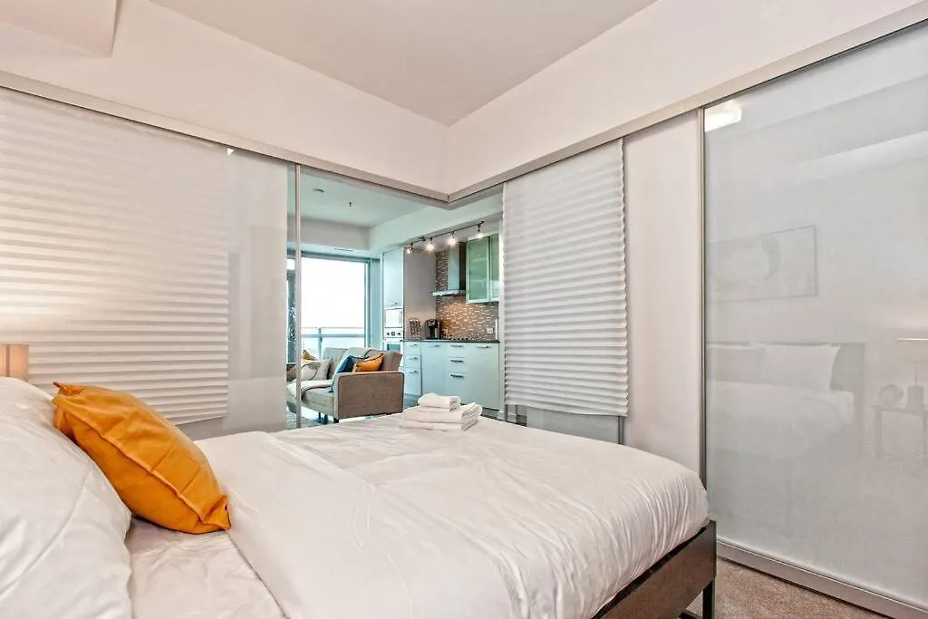 Lux Condo Near Cn Tower W/Amazing View + Parking! Apartment