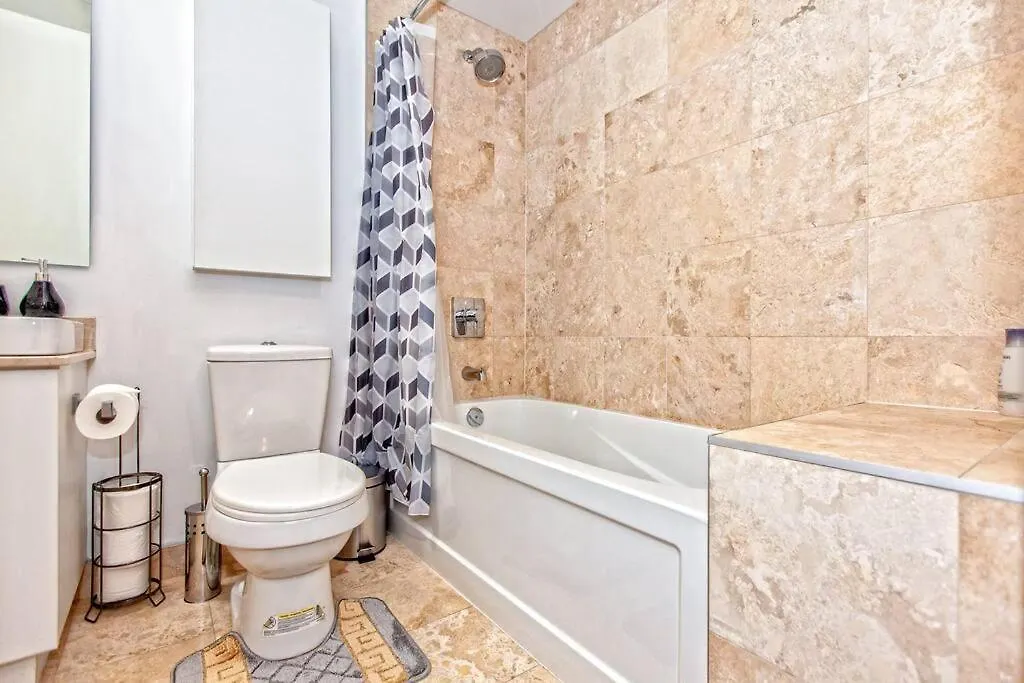 Apartment Lux Condo Near Cn Tower W/Amazing View + Parking!