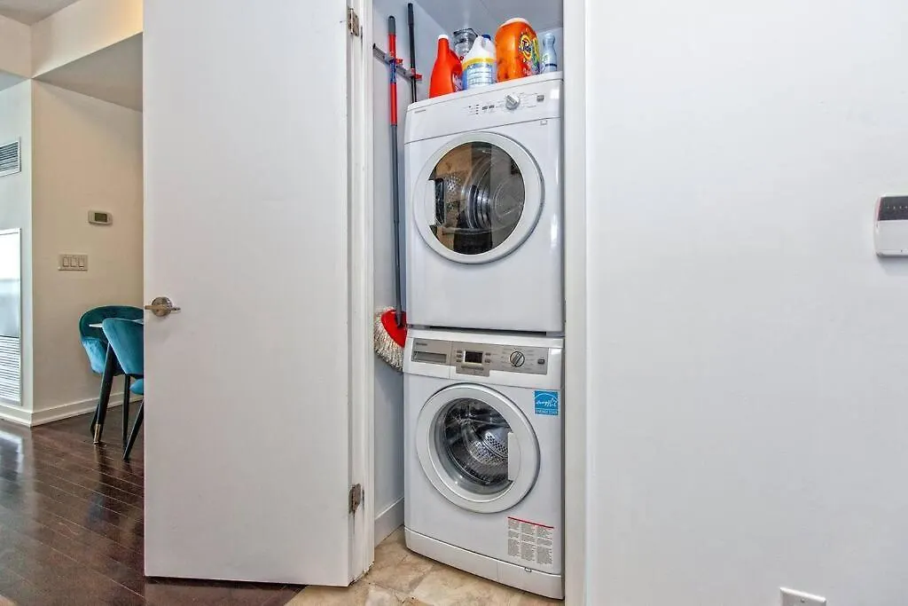 Lux Condo Near Cn Tower W/Amazing View + Parking!