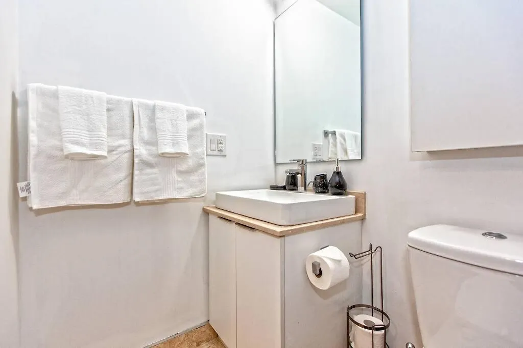 Lux Condo Near Cn Tower W/Amazing View + Parking!