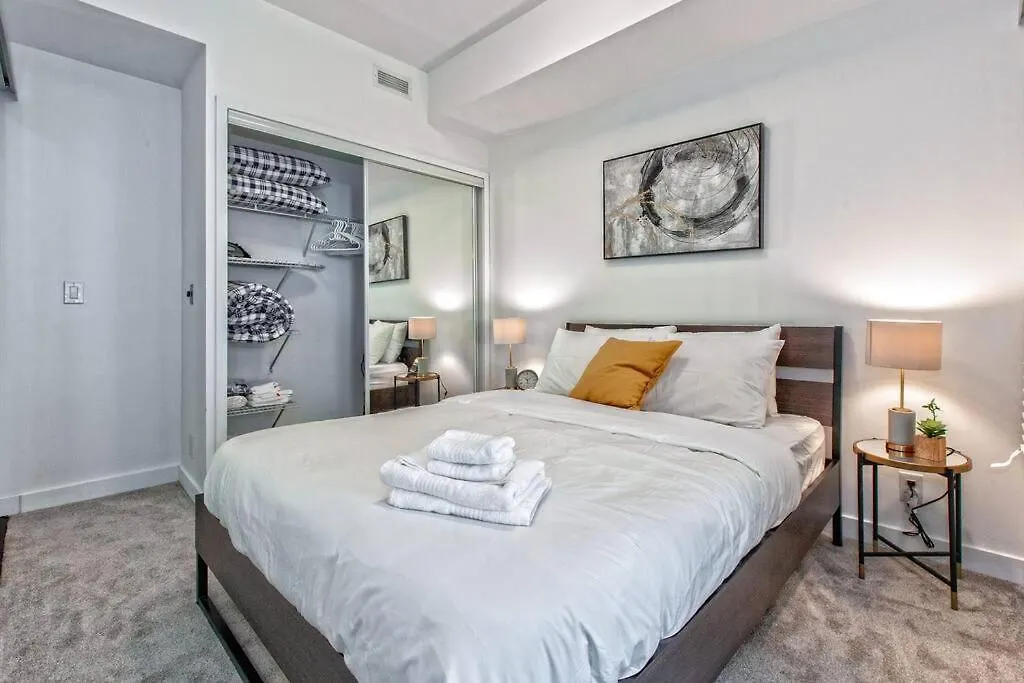 Lux Condo Near Cn Tower W/Amazing View + Parking! 0*, Toronto