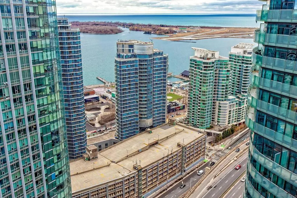 Lux Condo Near Cn Tower W/Amazing View + Parking! Toronto