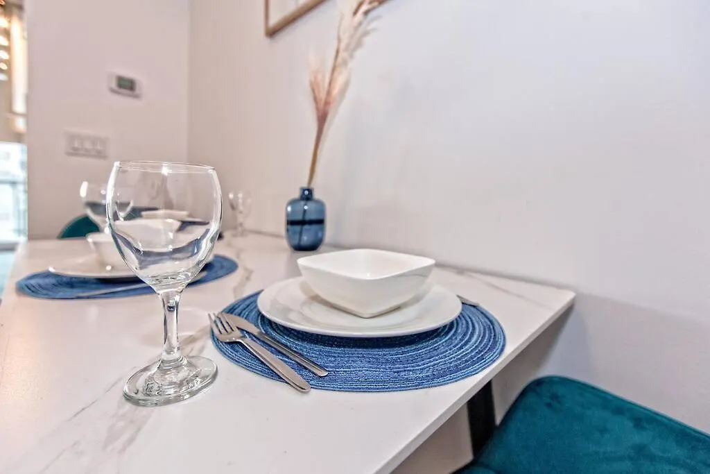 Apartment Lux Condo Near Cn Tower W/Amazing View + Parking!